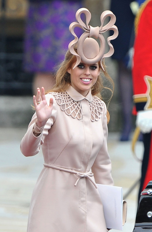 Công chúa Beatrice với chiếc mũ vô cùng ấn tượng vẫy tay với đám đông trong cưới hoàng gia vào tháng Tư năm 2011.